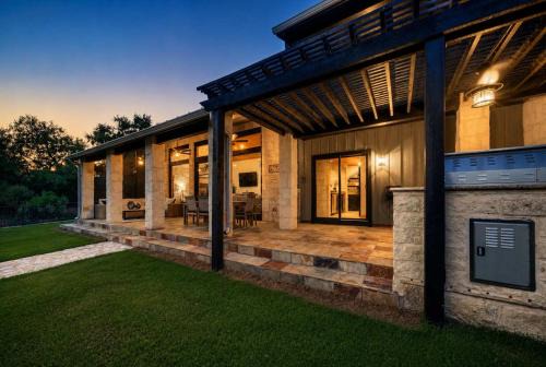 Waterfront Sleeps 16 Perfect for Family & Wurstfest