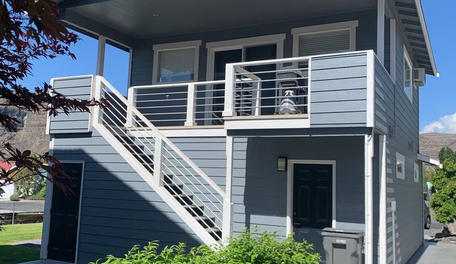 Waterfront Studio Rental near Gorge Amphitheater in Quincy