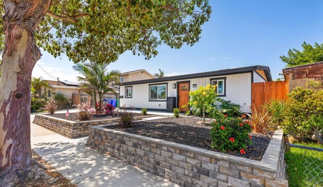 Welcoming 3-bedroom bungalow close to all with AC in sunny San Diego