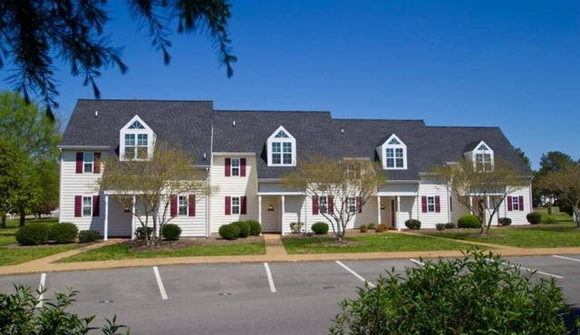 Williamsburg | Colonial Gardens Stay | Pool & Tennis in Williamsburg