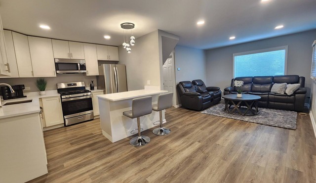 Willowbrook Gem 3-bedroom house with AC, WiFi, next to Forest Preserve in Willowbrook