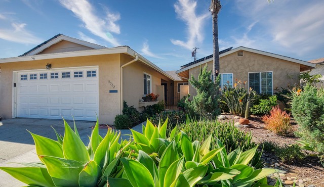 Wonderful 3 Bedroom House w/Pool Close to the beaches, Zoo, much more!