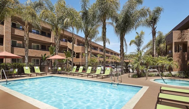 Your Relaxing Getaway Awaits: Room with Pool - Close to San Diego Zoo