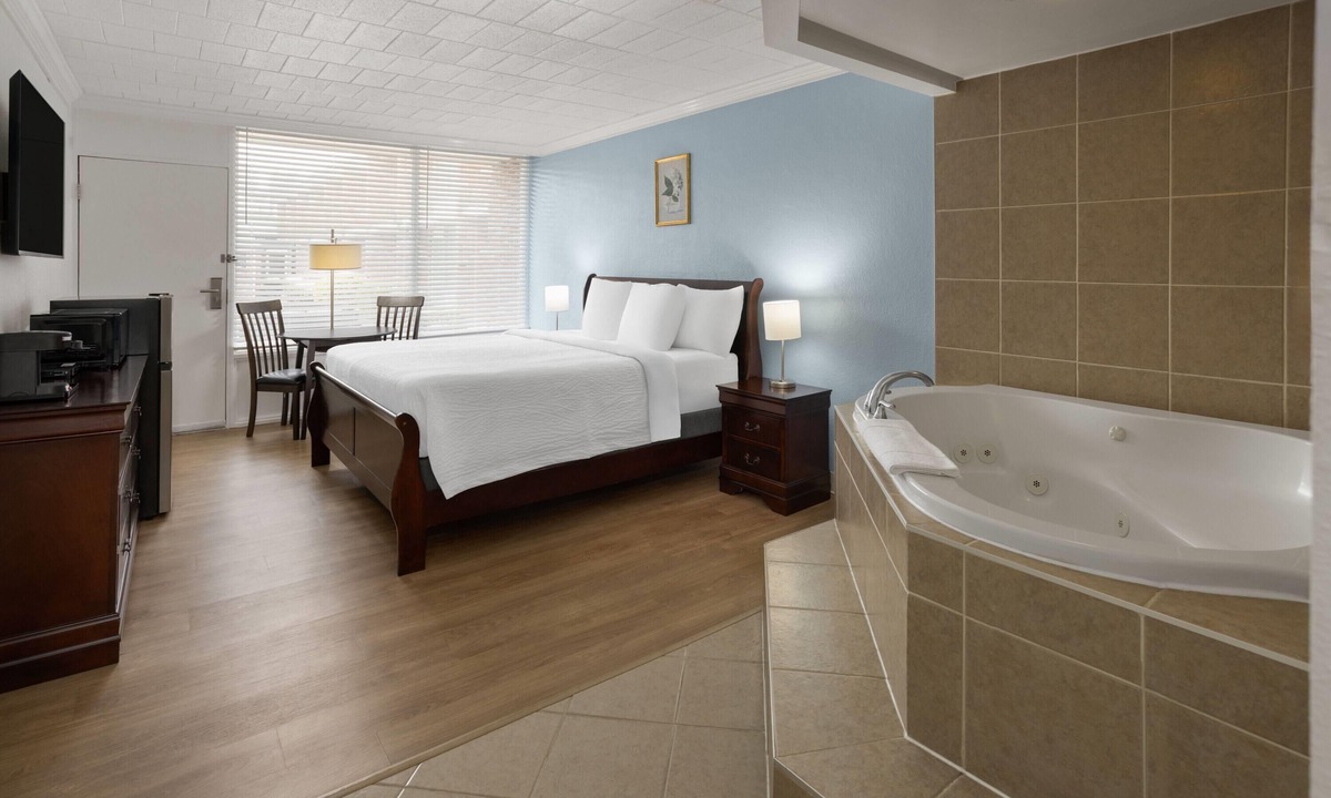 Butler Hotel | Ramada by Wyndham Butler/Tesla Biohealing Resort