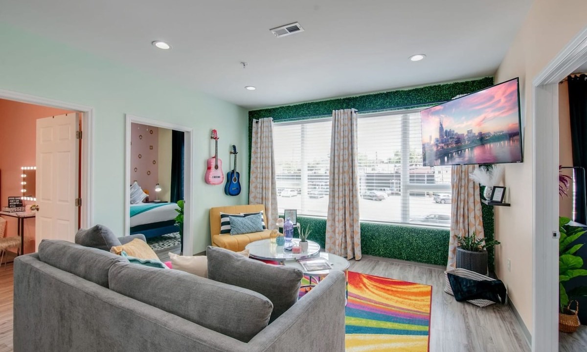 Maxwell Apartment | NEW 4 Bedroom Apt Near DT Walk to Restaurants
