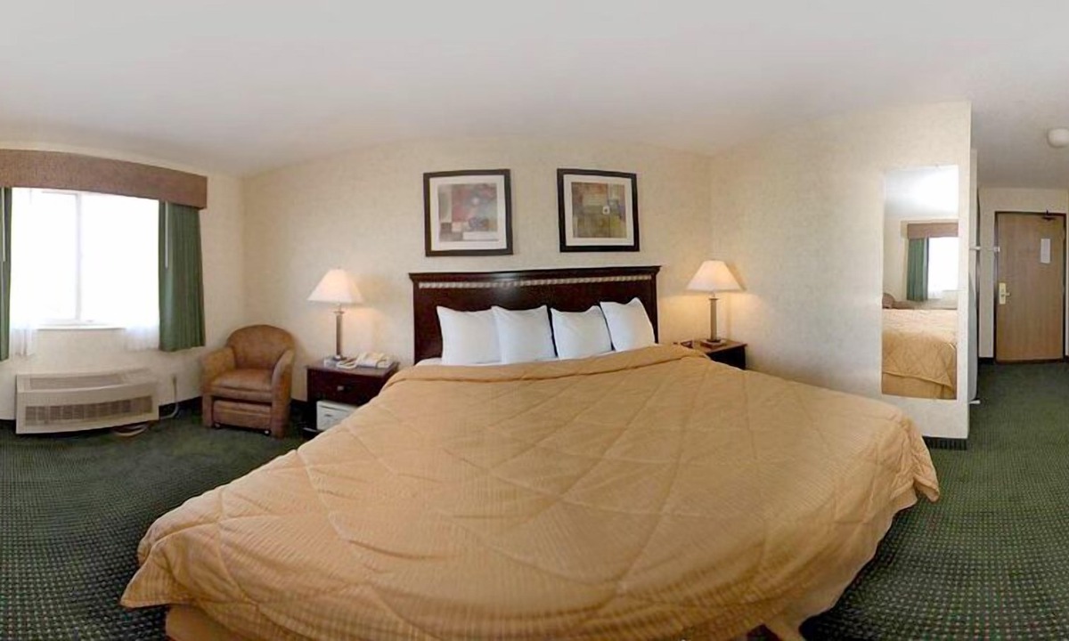 Coon Rapids Hotel | Quality Inn near Northtown Mall & National Sports Center