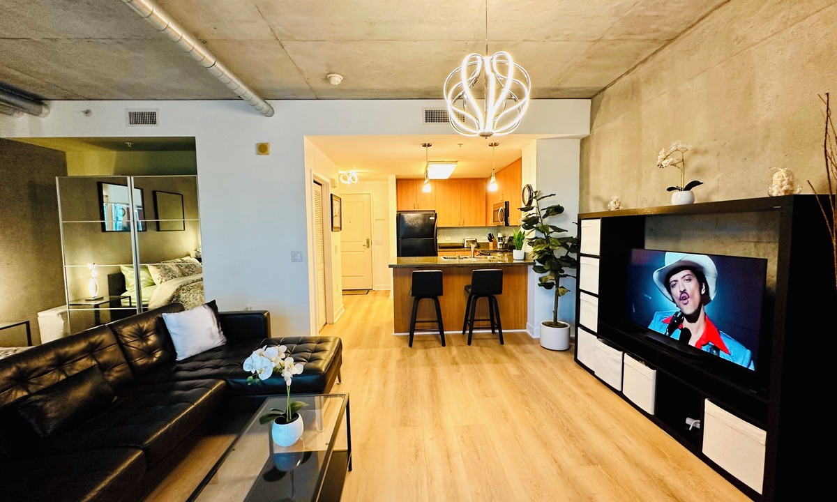 Smart Corner Condo | "5% Special Rate Discount" High-Rise Lovely & Spacious Condo - Family Friendly