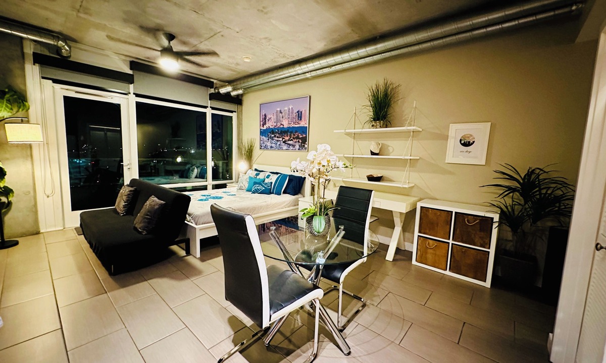 Smart Corner Condo | Cozy Condo Amazing Balcony & Rooftop Views - Family Friendly