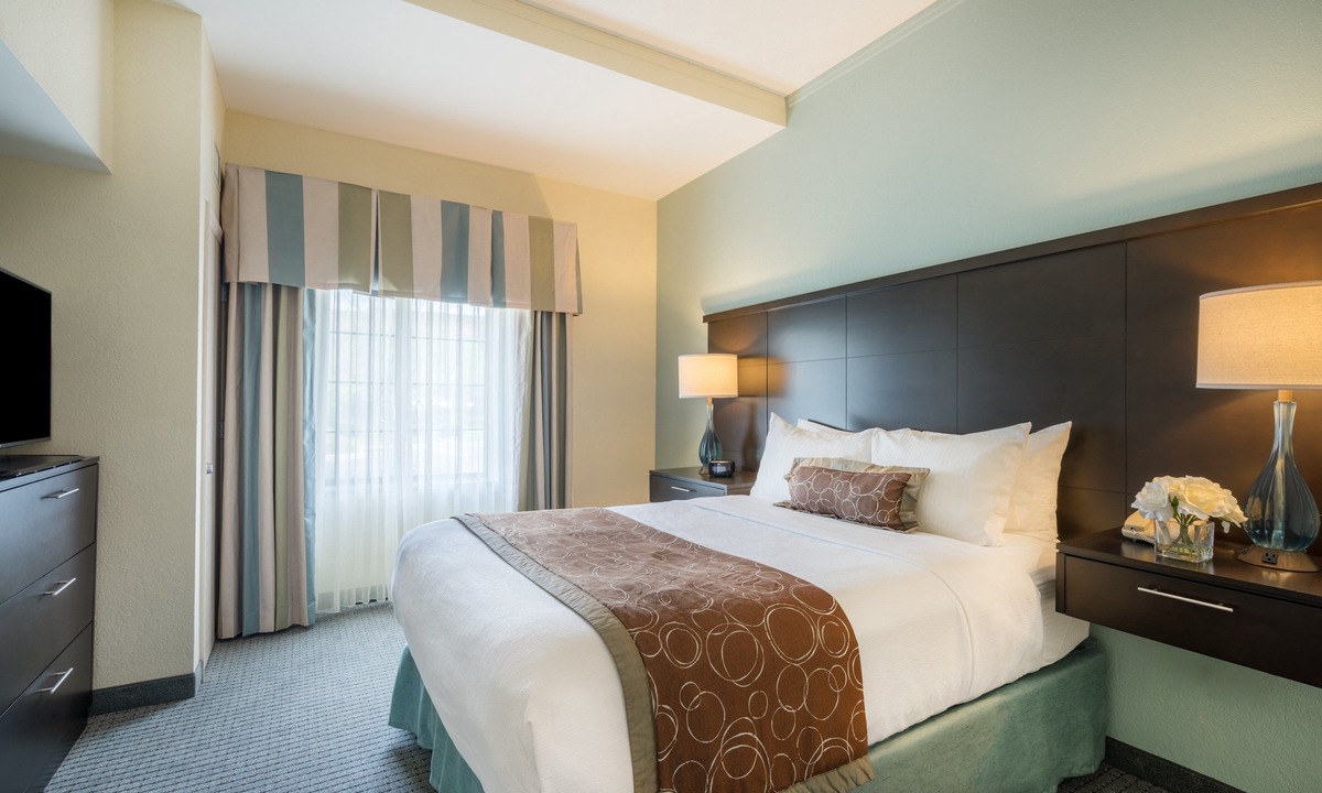 Concordville Condo | King Suite. Free Breakfast. Seasonal Outdoor Pool. Gym. Close to Longwood Gardens!