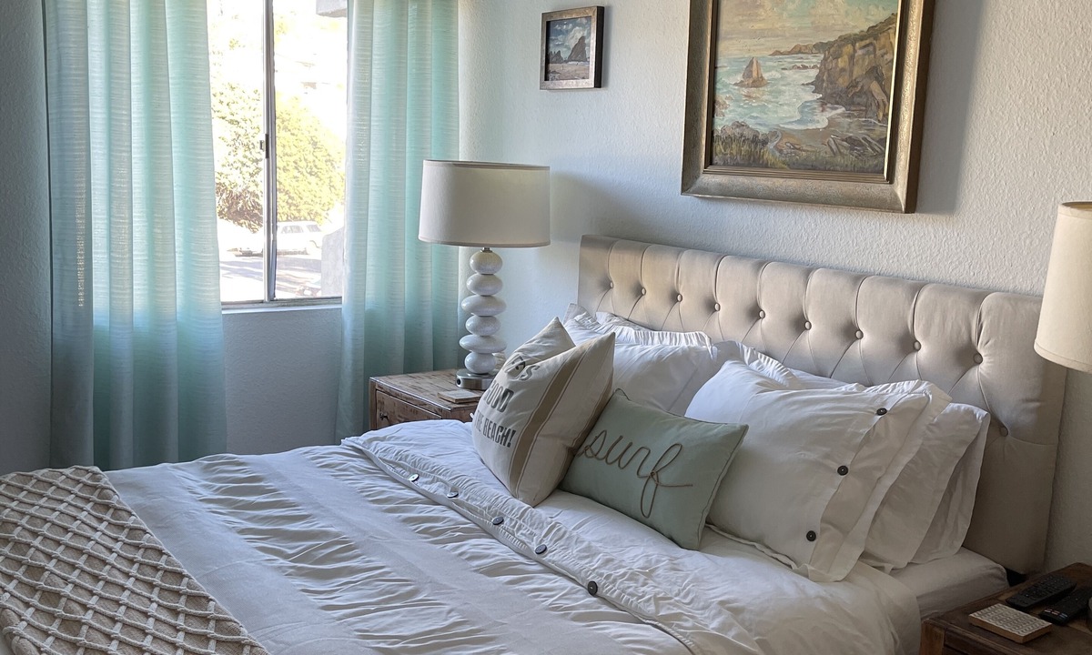 Bay Ho Condo | Writer's Pad ~ KILLER location! Near La Jolla, Downtown, beach, walk to Trolley!