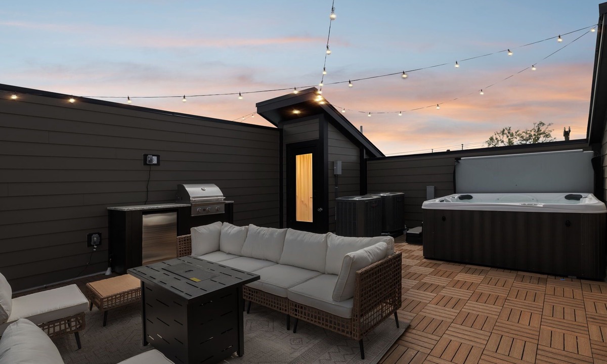 Hurwood Heights Condo | Luxury home with rooftop hot tub & panoramic views