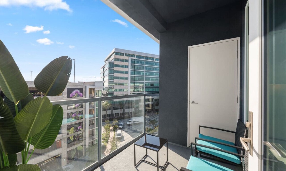 Kearny Mesa Apartment | Luxe Penthouse: King Beds, Pool, Spa, Gym, Parking