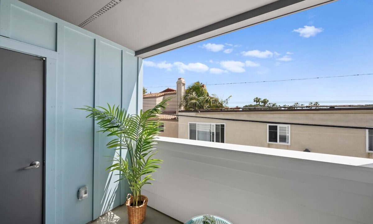 Crown Point Apartment | Coastal King Bed Villa, Steps from Beach, Parking!