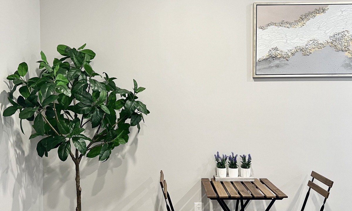 Logan Square Apartment | 302 Comfy Cabin 1BR apartment in center city of Philadelphia . Pet-Friendly!