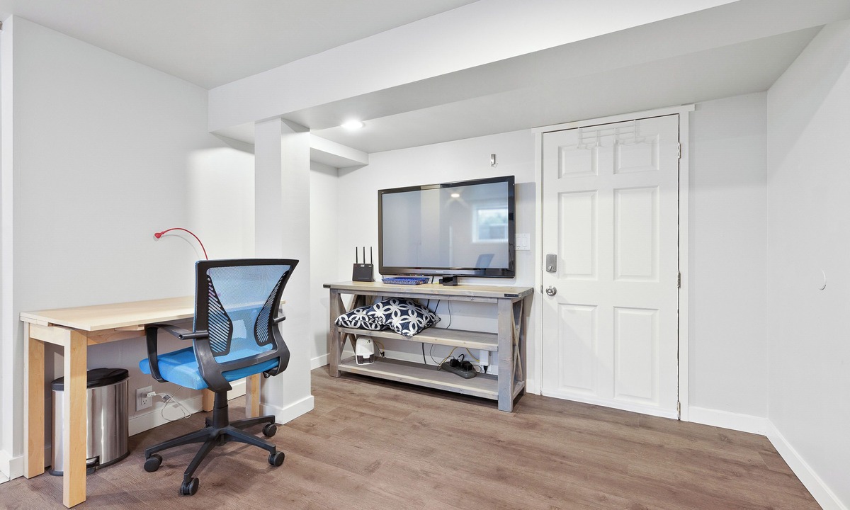 Wallingford Apartment | Walk2UW, PrivateSuite w/Bath, FREE Parking,TV, WiFi