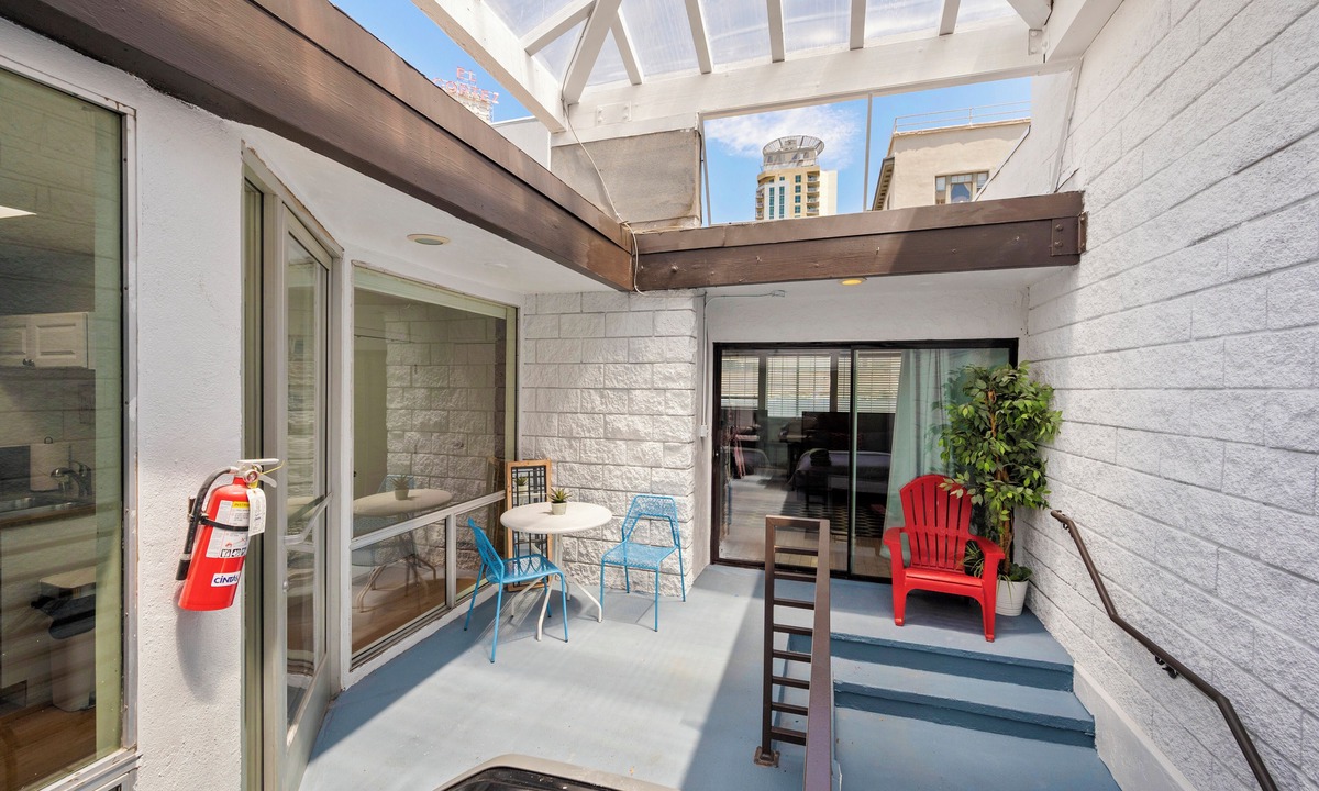 Civic Core Apartment | Bright Remodeled 2 queen beds Studio Close Little Italy