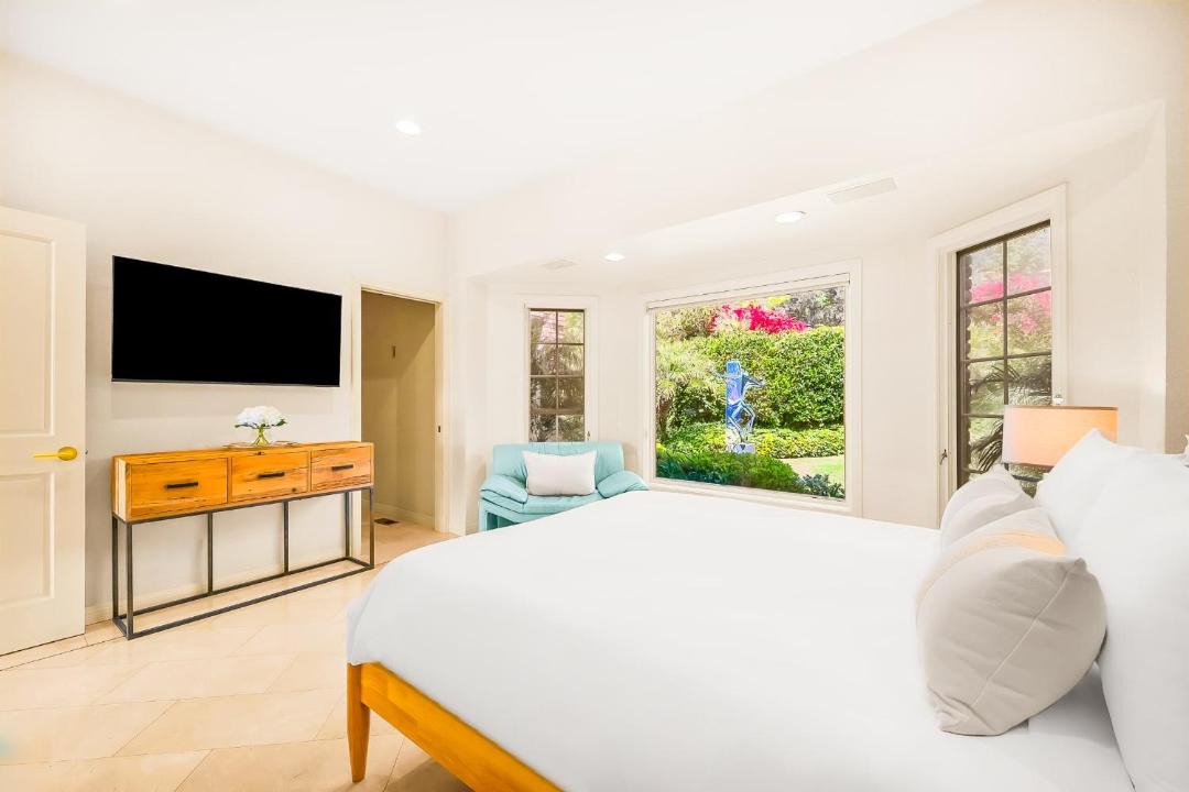 La Jolla Shores Apartment | Whale Watch Paradise