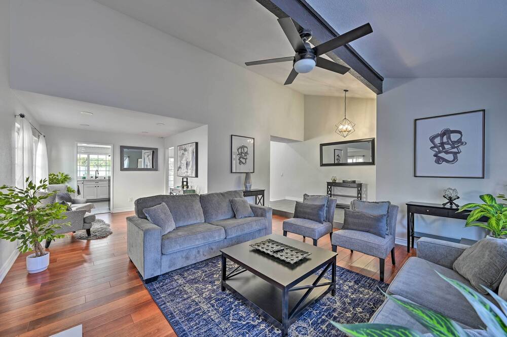 Photo of Livingroom in University City