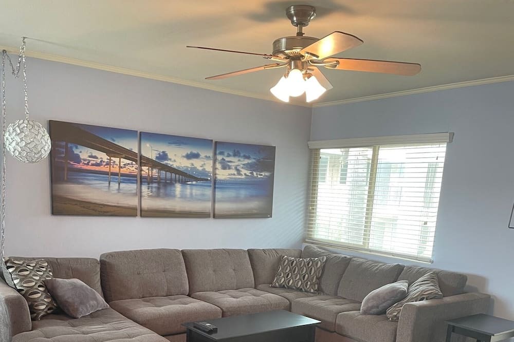 Photo of Livingroom in Ocean Beach