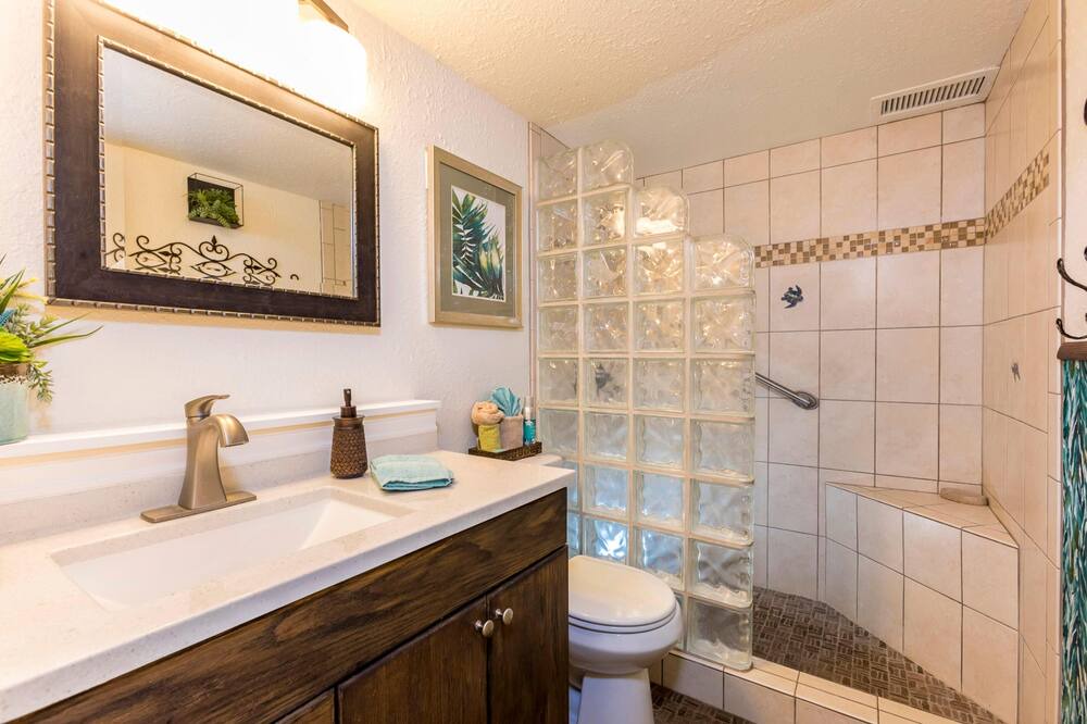 Photo of Bathroom in Maalaea
