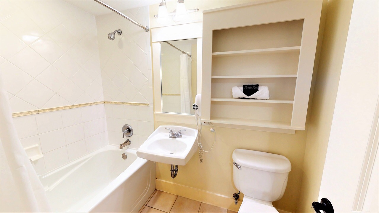 Photo of Bathroom in Baytowne Wharf