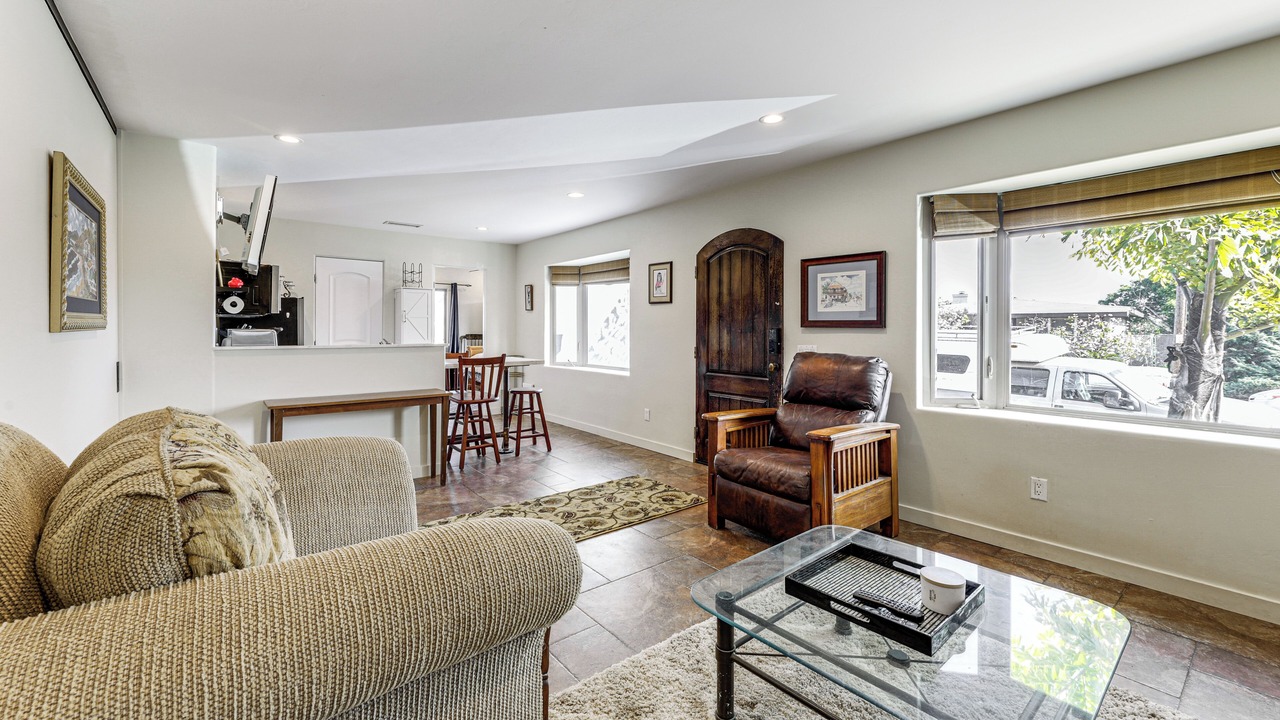 Photo of Livingroom in Bay Park