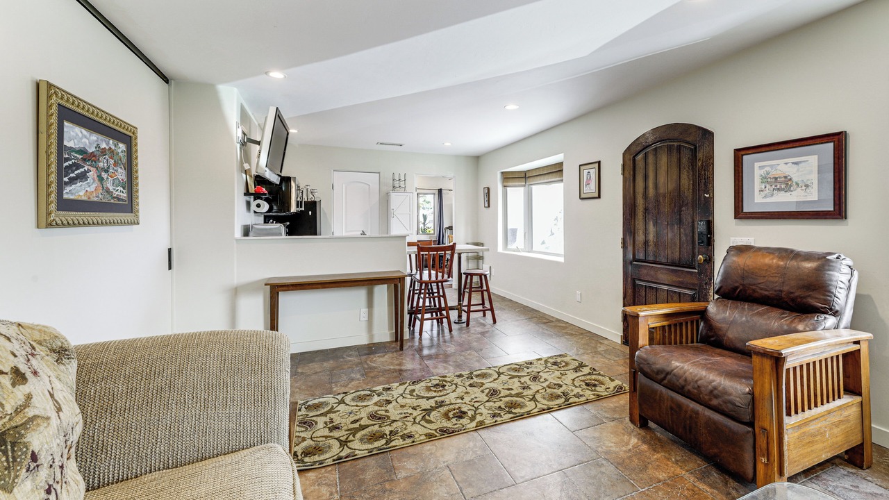 Photo of Livingroom in Bay Park