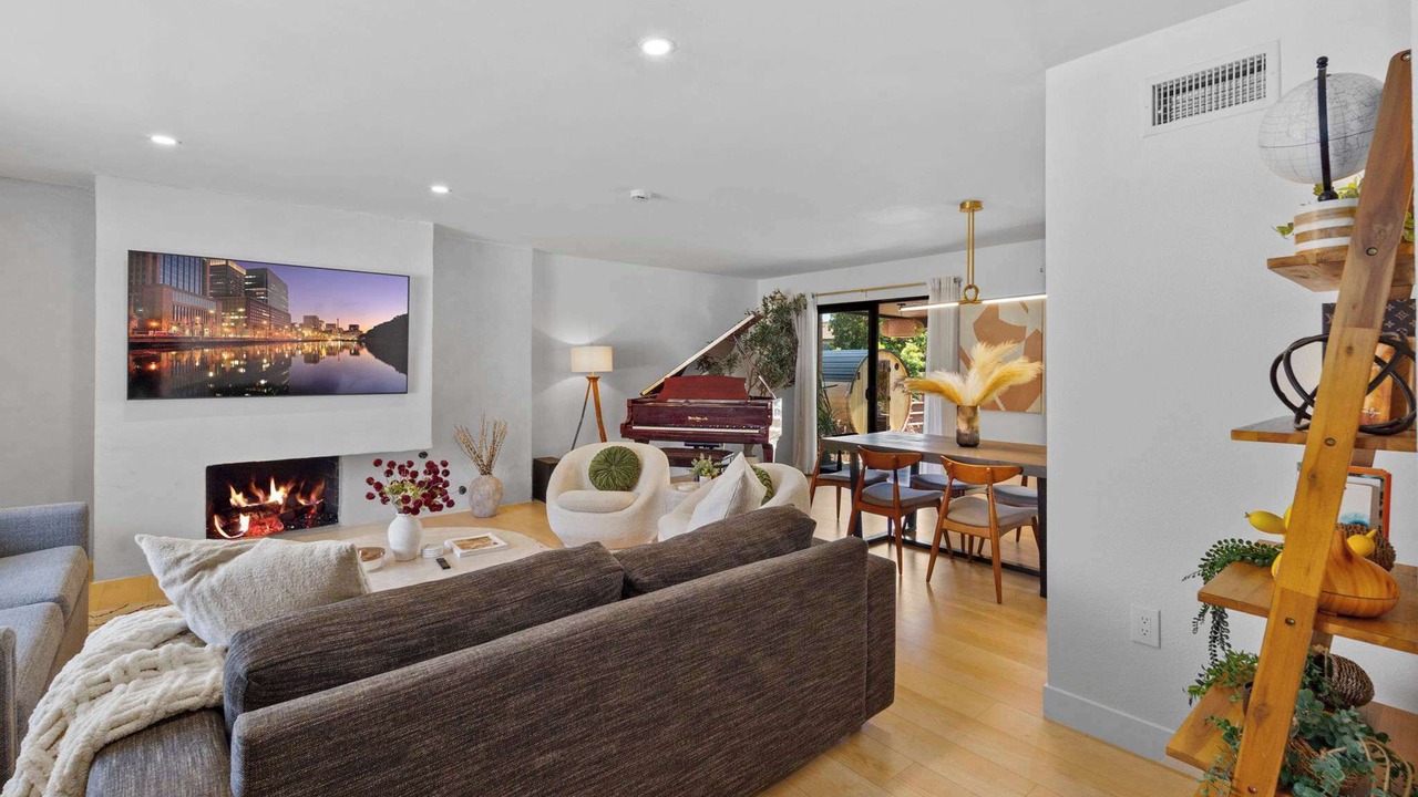Photo of Livingroom in University City