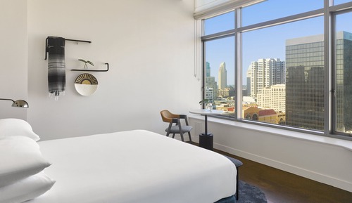 Suite, 1 Bedroom (Mobility/Hearing Access, Roll-in Shwr)