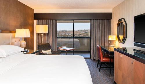 Traditional, Guest room, 1 King, Balcony
