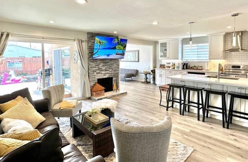 North Clairemont House | San Diego “Idyllic Beautiful House” w/Heated Pool