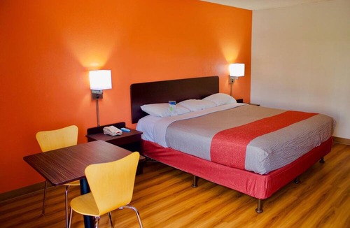 New Stanton Hotel | Motel 6 New Stanton, PA