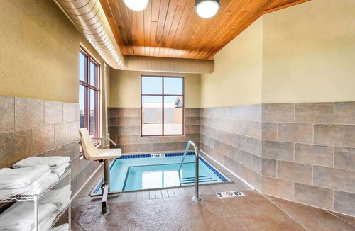Virginia Hotel | Comfort Inn & Suites Mountain Iron and Virginia