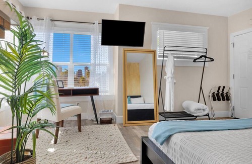 Golden Hill House | New! CoLiVilla 12 BD - Sleeps up to 21 Guests!