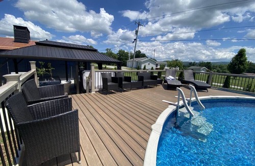 Normalville Apartment | Autumn Escape Springfield House: Sleeps 8, 3BR 2BA · Hot Tub Fire Pit Grill Pool