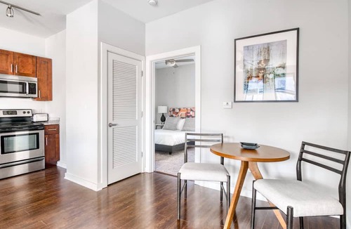 Music Row Apartment | CozySuites Music Row Bold 1BR in Nashville! 03