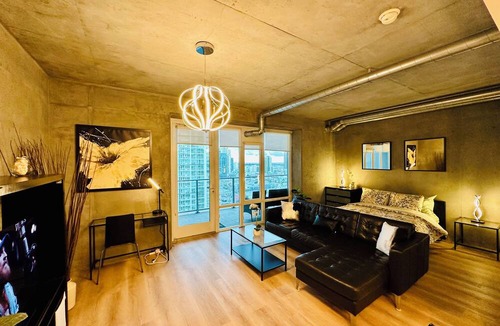 Smart Corner Condo | "5% Special Rate Discount" High-Rise Lovely & Spacious Condo - Family Friendly