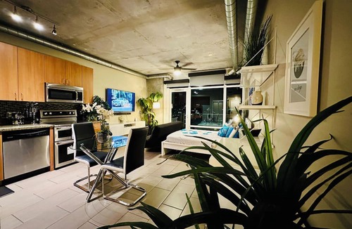 Smart Corner Condo | Cozy Condo Amazing Balcony & Rooftop Views - Family Friendly