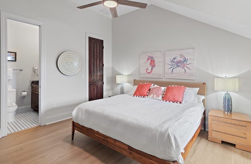 Baytowne Wharf Condo | Baytowne Wharf/Sandestin resort - steps to shopping, restaurants, events & fun!
