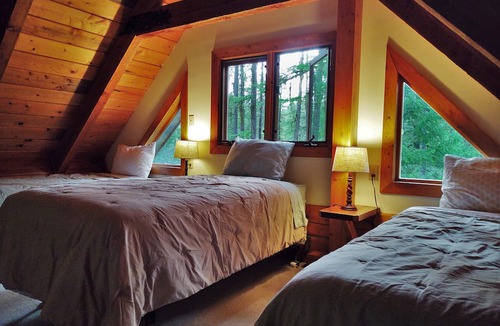 Condon Cabin | Beyersfort next to Cygnet Lake - Sleeps 5, Private Dock w/Canoe, No Wi-Fi