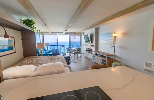 North Pacific Beach Condo | Luxe Oceanfront view, murphy bed, parking and pool