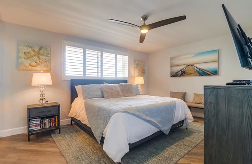 North Pacific Beach Condo | Luxe Oceanfront view, murphy bed, parking and pool