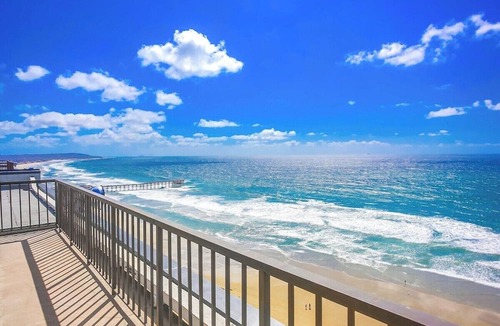 North Pacific Beach Condo | Luxe Oceanfront view, murphy bed, parking and pool