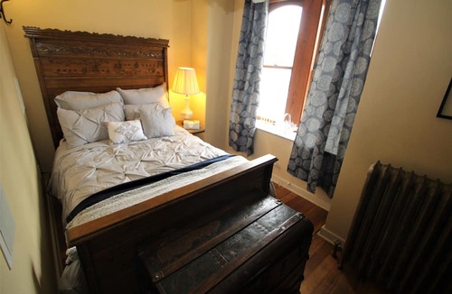Uniontown Apartment | Ditch the Hotel & Enjoy The Brownstone Flat of Uniontown