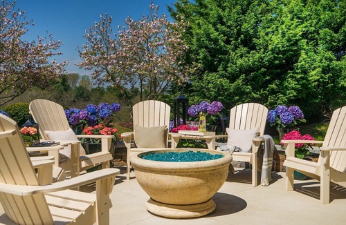 Concordville Condo | King Suite. Free Breakfast. Seasonal Outdoor Pool. Gym. Close to Longwood Gardens!