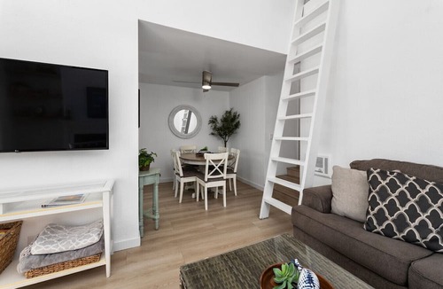 Pacific Beach Apartment | Best in Pacific Beach 2bedroom+loft!