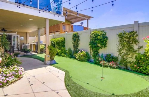 Bay Park Condo | Mission Bay Studio w Ocean Views from Rooftop Deck