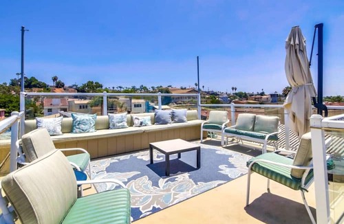 Bay Park Apartment | Suite with Rooftop Deck and Ocean Views in Mission