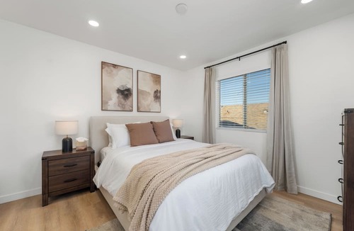 Normal Heights Apartment | *NEW*Modern 1King 1Queen Garage WIFI Central