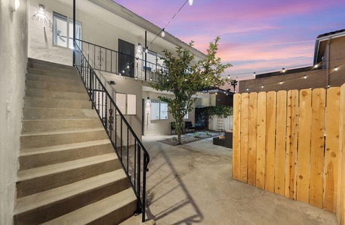 Normal Heights Apartment | *NEW*Modern 1King 1Queen Garage WIFI Central